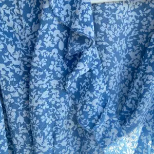 Säljer min superfina blåblommiga volangklänning som jag hade förra året till skolavslutningen. Den passar superbra och har ett omklottknyte i midjan som bara gör passformen ännu bättre.