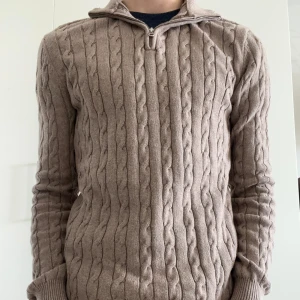 John henric kabelstickad halfzip - Säljer denna kabelstickade halfzip från John henric som är i nyskick. Skicket är mycket bra skulle säga 10/10 då det inte är några defekter. Storleken är S.