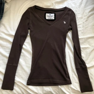 Långärmad tröja - Figurnära tröja från A&F! Jättefin men kommer tyvärr inte till användning.