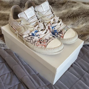 Margiela Skor  - Säljer mina gammla margielas som inte passar mig längre. Några signs of wear men inga hål eller något. Nypris på cirka 5600 
