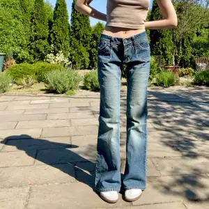 as snygga jeans som jag köpte av julia storfeldt men som inte kommit till användning!🫶🏼 midja 36cm innerben 80cm
