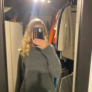 Stickad tröja  - Skön mörkgrå stickad tröja i fint skick! 