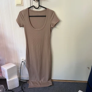 Klänning - Figursydd och skit snygg på!!! 