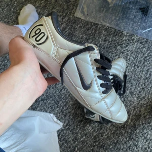 Retro Nike fotbollsskor - Säljer dessa feta retro fotbollsskor från Nike!! Riktigt svåra att få tag i och det viktigaste av allt, riktigt snygga! Stick ut på planen med dessa dojorna. Hör av er vid frågor. Inga defekter!! Färg: silver svart. Dåtidens A-modell/elit. Pris=disk.