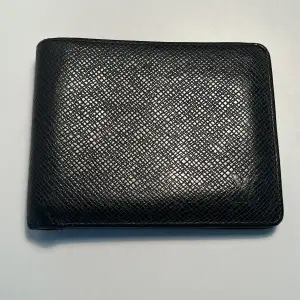 Louis Vuitton plånbok i väldigt fint skick. Mycket utrymme, 6 fack för kort plus 2 fack för cash/kvitton