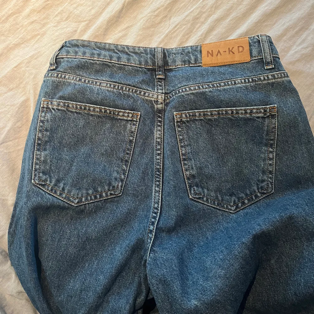 Jeans från NA-KD, raka mid/high waist. Mörkblåa. Endast använda några fåtal ggr . Jeans & Byxor.