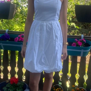 Vit klänning  - Jättesöt klänning. Den har justerbar midja så du kan spänna åt den och anpassa.  perfekt till student, skolavslutning eller annat:) Det står stM på lappen men skulle säga att den passar S