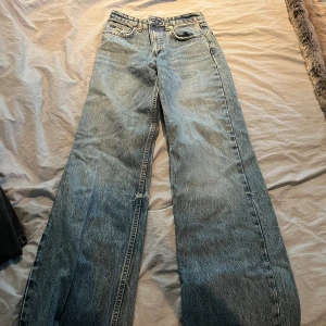 Zara jeans high waist baggy - Zara jeans high waist i en snygg blå tvätt. Knappt använda 