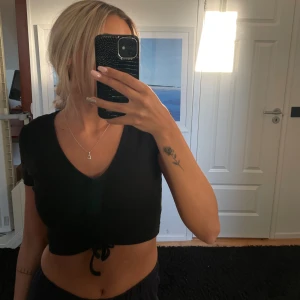 T-shirt med snören  - Svart kortärmad t-shirt från Zara. Perfekt till sommaren. Storlek M men passar mig som har S/XS också!