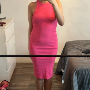 Rosa klänning - Rosa klänning från zara i storlek M