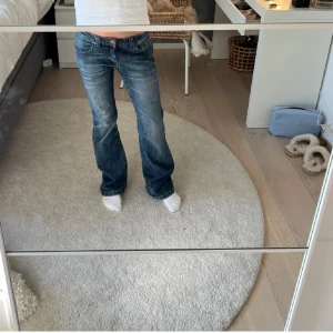 Lågmidjade bootcut jeans  - Så snygga bootcut jeans, köpta här på plick men passade inte mig, alltså aldrig använda av mig. Jeansen är i fint skick och Midjemåttet är ca 36cm rakt över och innerbenslängden är ca 77cm💕