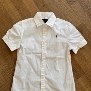Skjorta från Ralph Lauren  - I fint skick, strlk 14 år motsvarar xs vuxen