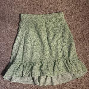 Säljer denna söta blommiga kjol ifrån Gina tricot. Den är sparsamt använd!
