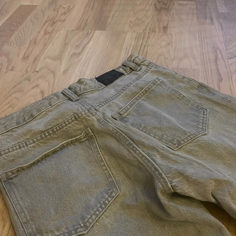 Ljus gråa lågmidjade jeans från Gina tricot, tyvärr är dom för små för mig så säljer dom. ❗️Nypris 499kr men säljer för 120kr då jag bara vill få dom sålde nu😅❗️ pris går att diskuteras❤️. Jeans & Byxor.
