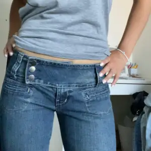 Ett par skitsnygga lågmidjade bootcut jeans från 2000-talet✨Jeansen är i storlek 30 men passar mig bra som vanligtvis har xs/s! ‼️Pris är disskuterbart‼️Finns kvar tills markerade som sålda💗