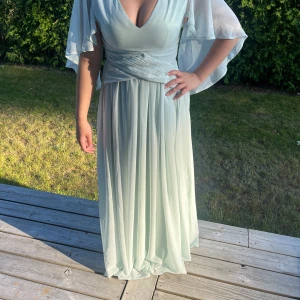 Balklänning - En balklänning från boohoo som tyvärr var för liten för mig. Passande nu till bal, midsommar osv. Köpt för 480kr, men blev för dyrt att skicka tillbaka så säljer den nu för 400kr. 