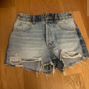 Jeans shorts från Zara i storlek 32💕 Köpt på Vinted men är för små för mig, bra skick!
