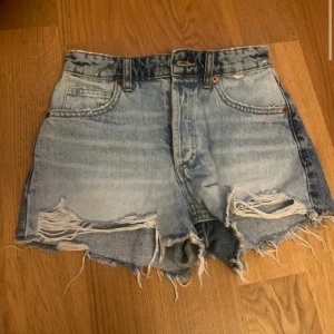 Jeans shorts - Jeans shorts från Zara i storlek 32💕 Köpt på Vinted men är för små för mig, bra skick!