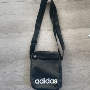 Adidas väska - Hej! Säljer nu min adidas väska då jag inte använder dn längre för jag har köpt en annan. Fint skick, hör av dig kring frågor o buda om du vill😊OBS hund o katt finns i hemmet!!