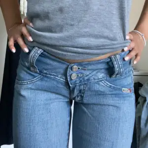 Skitsnygga low waist bootcut jeans från 2000-talet💗 Jeansen saknar en knapp och har därför vikt ner in kanten istället vilket gör att dom ser ännu snyggare ut💞 ‼️pris är disskuterbart‼️