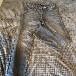 Shyssta Jack & Jones jeans med skön ljusgrå fade.  modell: regular Clark  Storlek: W31 L32 Skicket är perfekt inga tecken på slit, inga missfärgningar inga hål.  