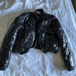 Säljer för små kläder <3 - Säljer: Glittrig body storlek m 100kr Abercromie & Fitch storlek xs 100kr Jeans från Gina storlek 36 för långa 100kr Träningsbyxor Stronger storlek m 100kr