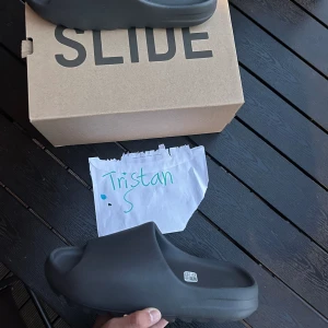 Yeezy slides granite  - Yeezy slides granite  Storlek 47/ us 12 Sitter smått borde passa nån med 44-45 kanske.  Skick: oanvända/ ds  1300kr 