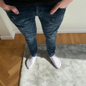 Dondup George  - Tjena jag säljer ett par Dondup, knappt använda och i 10/10 skick. St 31 passar bäst på folk över 180. Skickar mer bilder på begäran.