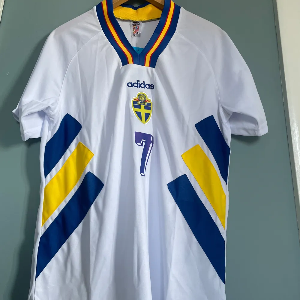 En otroligt snygg fotbollströja i bra skick med den svenska legendaren Henke Larsson på ryggen med tröjan från vm 1994 där Sverige kom på en tredje plats, kom gärna med frågor!. T-shirts.