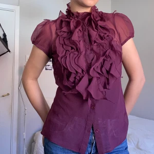 Blus/topp - Otroligt fin sommarblus! 🍇. Älskar toppen men får för lite användning av den. Från ett fransk märke köpt i Paris. 