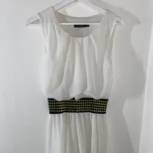 En vit lång klänning, som ny helt oanvänd.