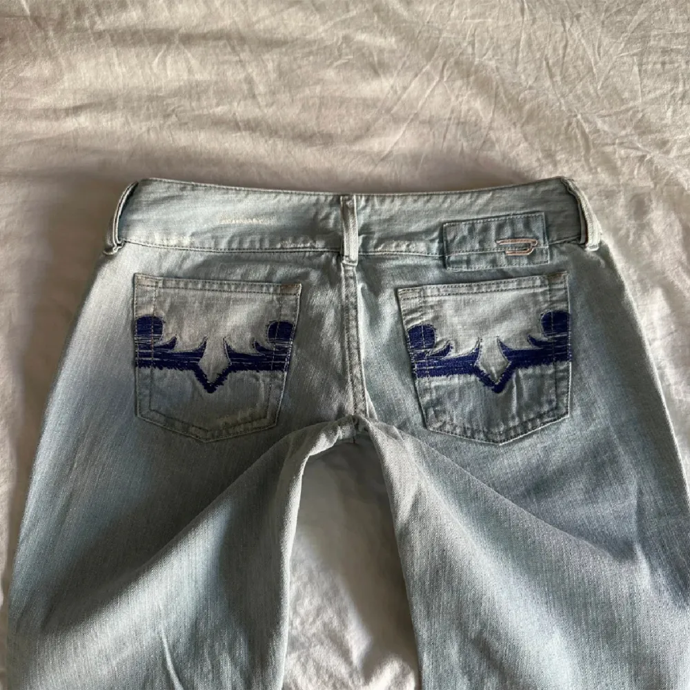 Säljer dessa jeans från diesel. Använda ett fåtal gånger. Säljer bara vid bra pris. Midja 36 och innerben 88💕. Bilderna är från förra ägaren❤️. Jeans & Byxor.