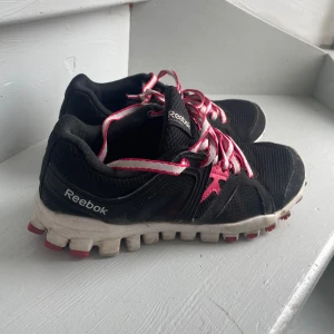 Reebok  - Strl 37.5