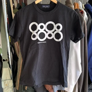 Comme Des Garçons CDG T-shirt - Hej, säljer min Comme Des Garçons T-shirt då den inte kommer till användning. Det är en Aoyama Limited Edition så den är väldigt sällsynt. Äkta, köpt på Ettresex. Pris kan diskuteras. Vid frågor eller funderingar är det bara att skriva. 
