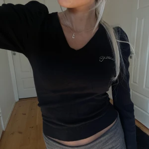 ’Guess’ tröja - Jättefin och stilren tröja som inte kommer till användning. Köpt på Plick💞