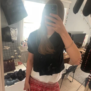 Jeansjacka - Säljer denna så så snygga jeans jacka/bolero som funkar perfekt nu till sommarn. Passade inte rikigt mig och säljer därför. Köpt på sellpy. I storlek L men sitter som en S/M Kontakta gärna mig vid frågor eller intresse❤️❤️
