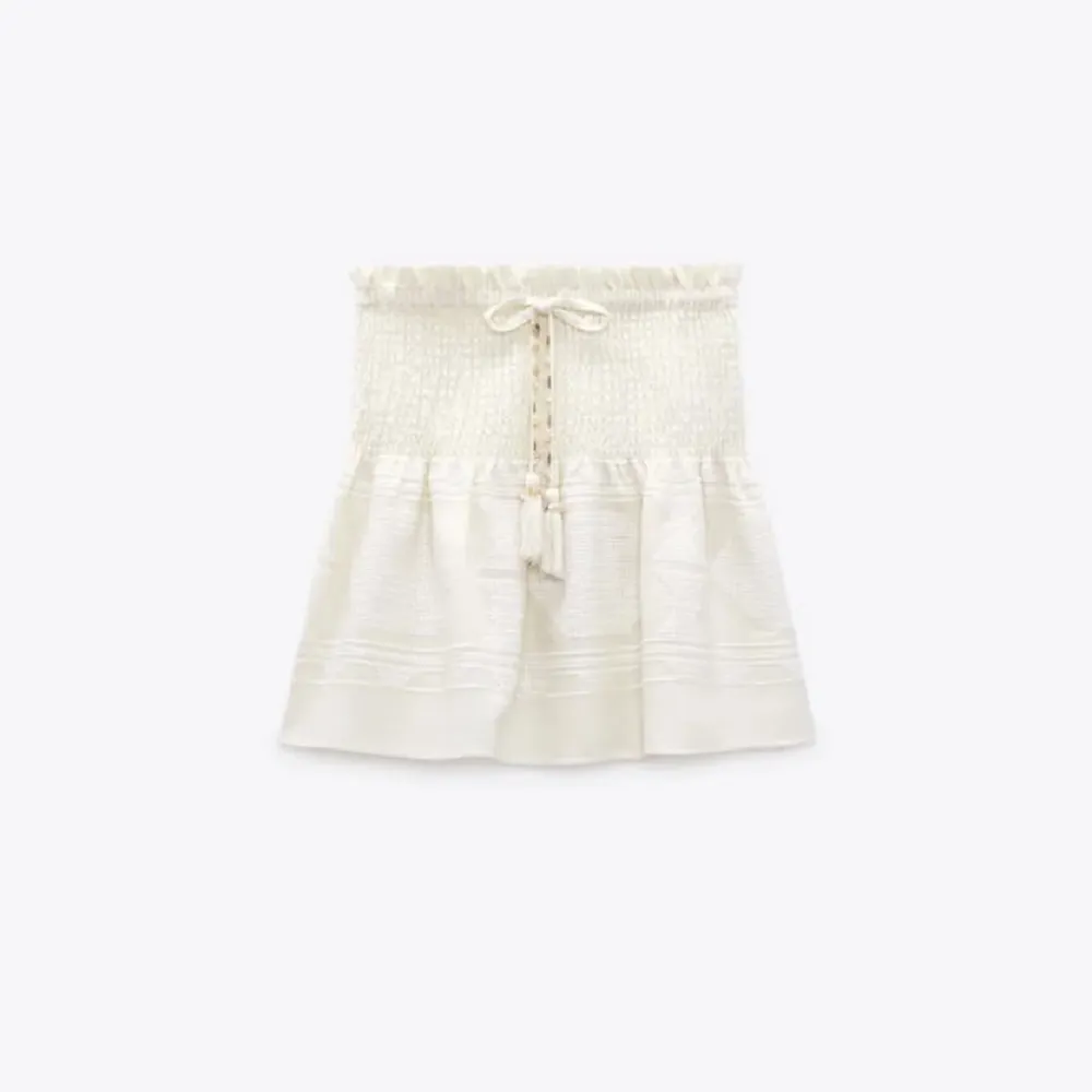 En beige kjol från zara som ja bara använt cirka 2 gånger, jätte fin men kommer tyvärr inte till användning. Är i strl xs och säljer för 210kr. Kjolar.