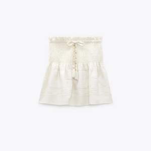 En beige kjol från zara som ja bara använt cirka 2 gånger, jätte fin men kommer tyvärr inte till användning. Är i strl xs och säljer för 210kr