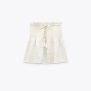 En beige kjol från zara som ja bara använt cirka 2 gånger, jätte fin men kommer tyvärr inte till användning. Är i strl xs och säljer för 210kr