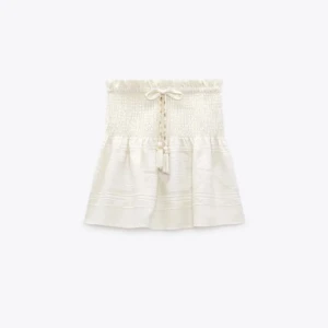 Kjol från zara - En beige kjol från zara som ja bara använt cirka 2 gånger, jätte fin men kommer tyvärr inte till användning. Är i strl xs och säljer för 210kr