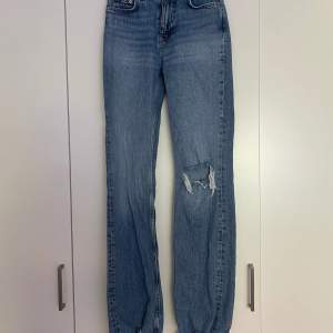 Blåa jeans från ginatricot i storlek 34, med hål i ena knät. Använd några gånger men i fint skick. ❣️