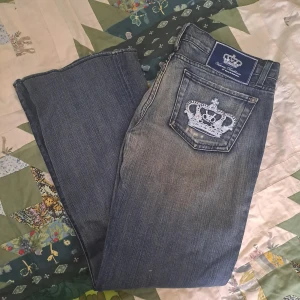 Victoria Beckham jeans - Är bortrest under sommaren. Väldigt fint skick. Är som strassdetaljer bak i blå och rosa. Pris är diskuterbart!💗☺️ Mätt rakt över: Innerben: 74 cm Midja: 43 cm Grenhöjd 18 (mätt från söm vid gren)  Byxben längst ned 23 cm 