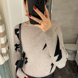 Stickad tröja  - Defekter-små hål (se bild 2) men går enkelt att fixa 🤗 Nypris:229kr