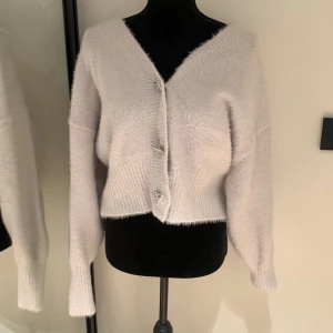 Stickad kofta/tröja från HM - Strl. S. Använd hyfsat mycket bra skick. 