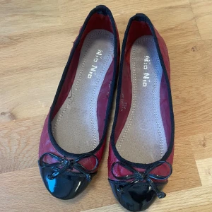 Ballerinaskor  - Jättefina ballerinaskor, så fina och trendiga till våren😍😍modellen och mönstret ser ut som de populära från Chanel😍😭 de är i bra skick, säljer då jag har 38 och dessa är för små 