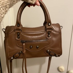 brun väska - så fin väska i brun, finns längre band också på den🩶väldigt fint skick🩶