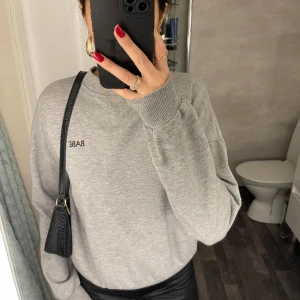 Sweatshirt  - Nypris:349kr