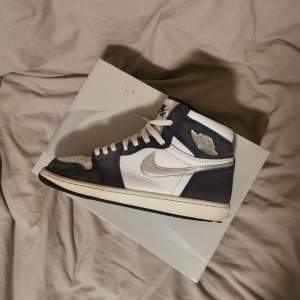 Hej!  Säljer mina gamla aj1 Midnight Navys, andledning är till oanvändning, kondition 6/10, kvitto finns med original pris 3699kr, pris k diskuteras eftersom kondition, original box med original laces  DMa för frågor eller funderingar! 