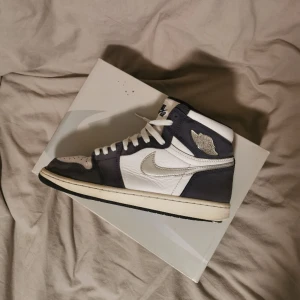 Air Jordan 1 Midnight Navy Japan Exclusive - Hej!  Säljer mina gamla aj1 Midnight Navys, andledning är till oanvändning, kondition 6/10, kvitto finns med original pris 3699kr, pris k diskuteras eftersom kondition, original box med original laces  DMa för frågor eller funderingar! 