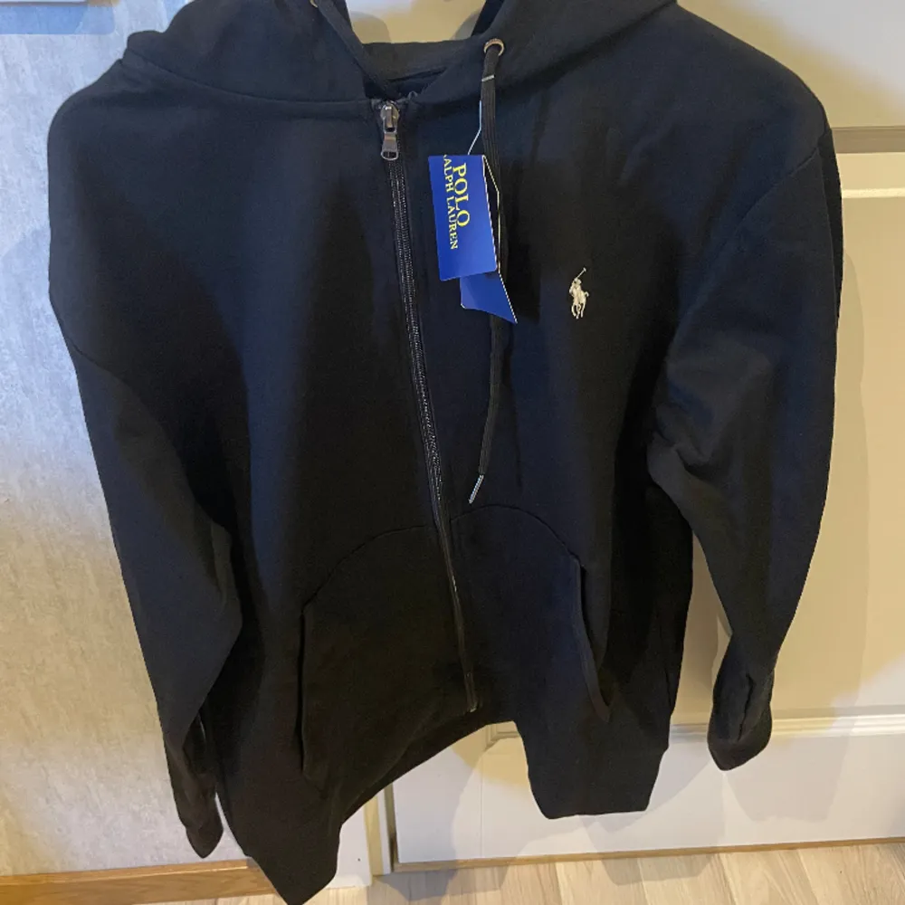 Säljer mina zip hoodie, bara testad, storlek M, kan både mötas och fraktas. Hoodies.